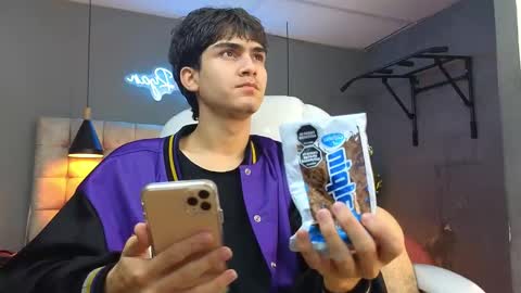 Snapshot of tommy18__ chatting on February 8, 7:04 am Tommy online show from February 8, 7:04 am