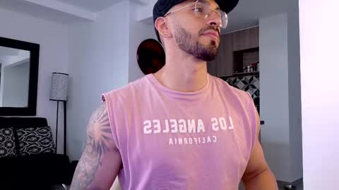 Snapshot of tony_muscle1 chatting on October 18, 8:35 pm tony muscle1 online show from October 18, 8:35 pm