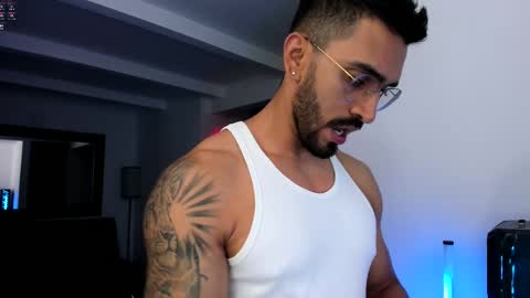 Snapshot of tony_muscle1 chatting on February 13, 3:39 am tony muscle1 online show from February 13, 3:39 am