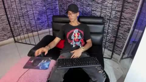 torn_boy online show from June 15, 10:46 pm