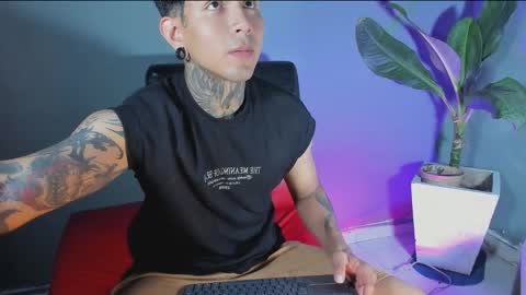 Snapshot of travistanner28 chatting on February 24, 1:46 am TRAV - INDEPENDENT MODEL online show from February 24, 1:46 am