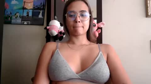 triana_bell online show from June 9, 5:12 pm