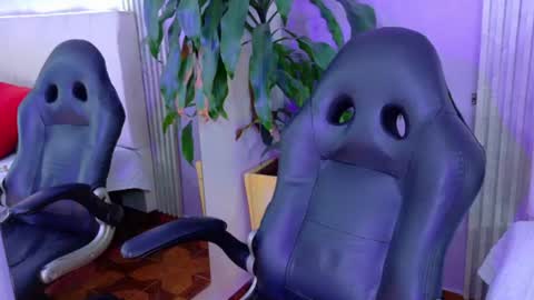 triana_crimson online show from July 18, 12:01 am