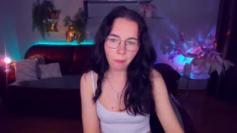 TriciaDaisy online show from June 8, 8:26 am