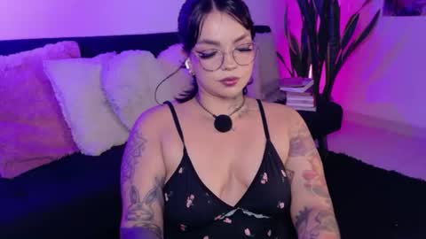 Val martinez  online show from June 11, 12:32 am