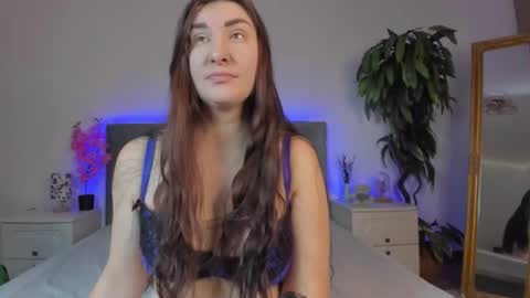 Mia online show from November 19, 7:40 am