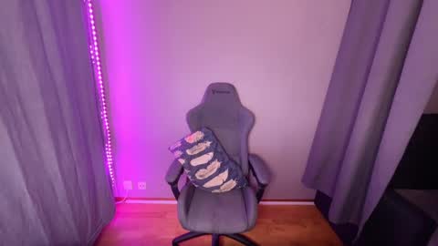 Trixi   online show from February 18, 5:42 pm