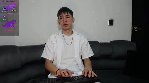 Snapshot of twink_daren chatting on March 9, 5:28 pm Mr Daren online show from March 9, 5:28 pm