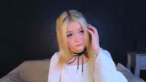 Snapshot of twinklefluff chatting on March 8, 5:07 am twinklefluff online show from March 8, 5:07 am