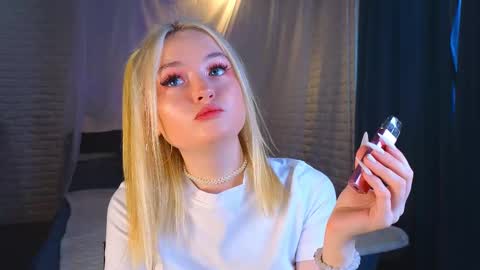 Snapshot of twinklefluff chatting on March 7, 4:23 am twinklefluff online show from March 7, 4:23 am