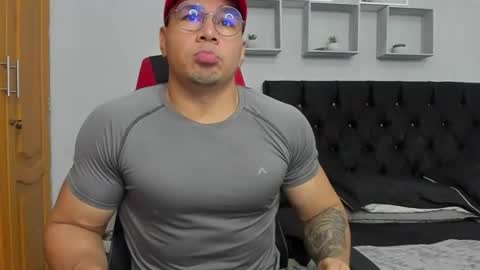 tyler_hank1 online show from June 14, 3:36 pm