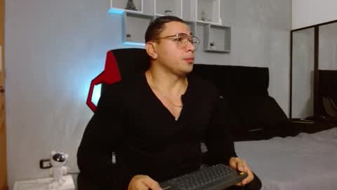 tyler_hank1 online show from December 2, 2:21 am