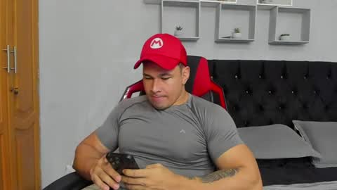 tyler_hank1 online show from June 12, 10:20 pm