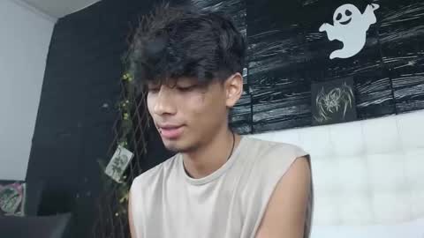 Snapshot of tyler_wolf_1 chatting on October 21, 12:32 pm tyler_wolf_1 online show from October 21, 12:32 pm