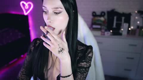 Snapshot of uindi chatting on December 7, 4:42 pm Izzy    online show from December 7, 4:42 pm