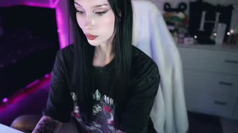 Snapshot of uindi chatting on December 9, 7:39 pm Izzy    online show from December 9, 7:39 pm