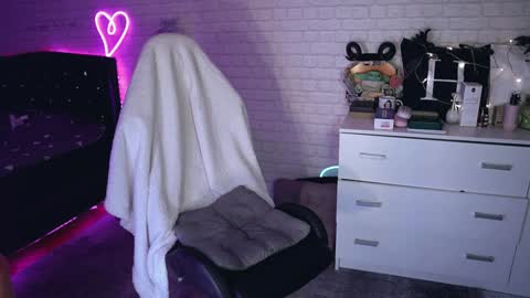 Snapshot of uindi chatting on December 15, 7:31 pm Izzy    online show from December 15, 7:31 pm