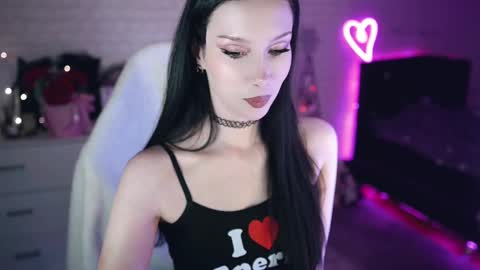 Snapshot of uindi chatting on February 23, 5:39 pm Izzy    online show from February 23, 5:39 pm