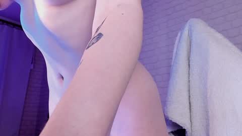 Snapshot of uindi chatting on December 2, 7:11 pm Izzy    online show from December 2, 7:11 pm