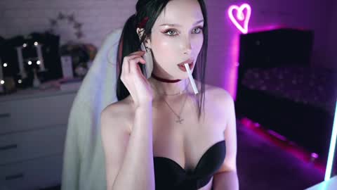 Snapshot of uindi chatting on March 10, 6:56 pm Izzy    online show from March 10, 6:56 pm