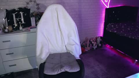 Snapshot of uindi chatting on March 10, 10:02 pm Izzy    online show from March 10, 10:02 pm