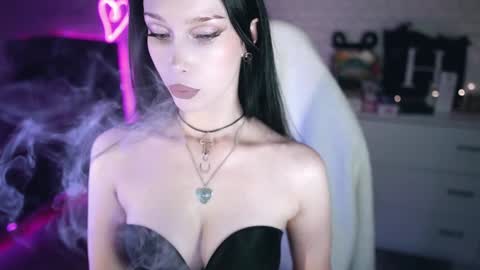 Snapshot of uindi chatting on December 4, 4:21 pm Izzy    online show from December 4, 4:21 pm