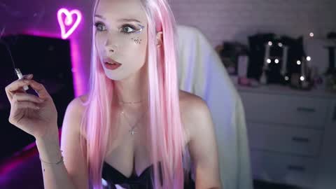 Snapshot of uindi chatting on March 3, 5:20 pm Izzy    online show from March 3, 5:20 pm