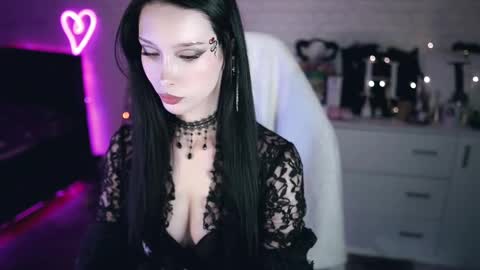 Snapshot of uindi chatting on February 17, 5:34 pm Izzy    online show from February 17, 5:34 pm