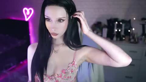 Snapshot of uindi chatting on February 18, 5:31 pm Izzy    online show from February 18, 5:31 pm