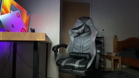 Snapshot of ukchocolate chatting on September 22, 7:18 pm UKchocolate- FREE OFlinks in bio - online show from September 22, 7:18 pm