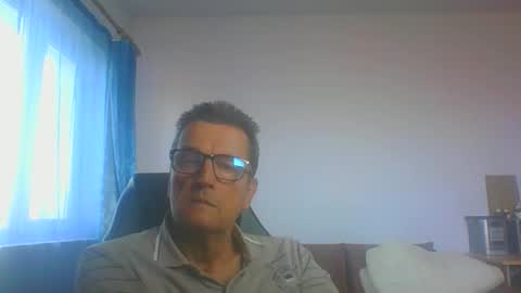 Snapshot of ulmeni7 chatting on October 20, 7:02 am ulmeni7 online show from October 20, 7:02 am