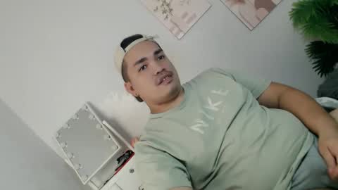 ure_fattytoy143 online show from May 16, 4:16 pm