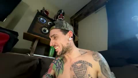 URmomsVIBRTR online show from December 6, 1:16 pm