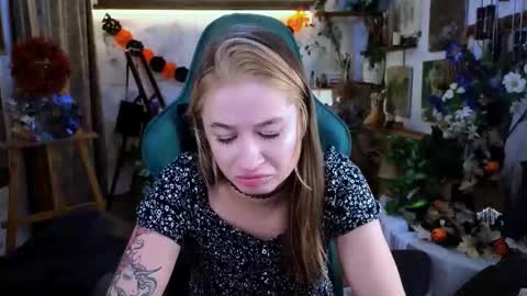 Leila online show from November 15, 8:43 pm