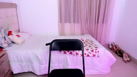 HI IM NEW online show from June 19, 5:30 pm