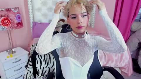 valentinee_xo online show from July 29, 7:30 am