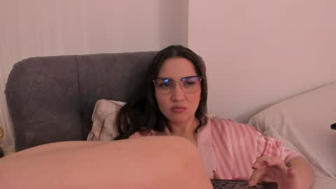 vanessajohnsonn online show from May 12, 11:25 pm