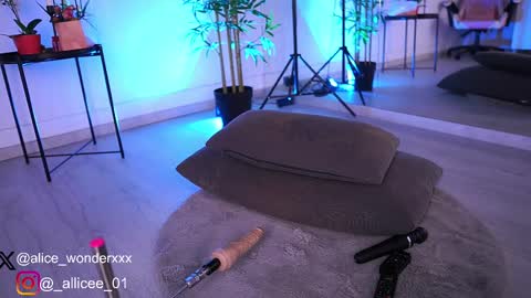 Vanessa Simon online show from March 8, 10:11 am