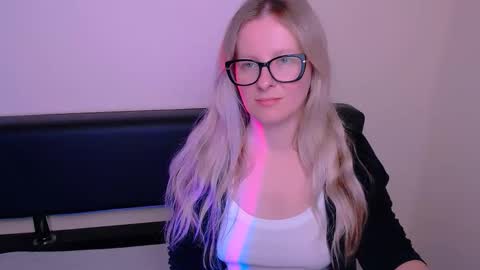 Mia online show from September 27, 7:50 am