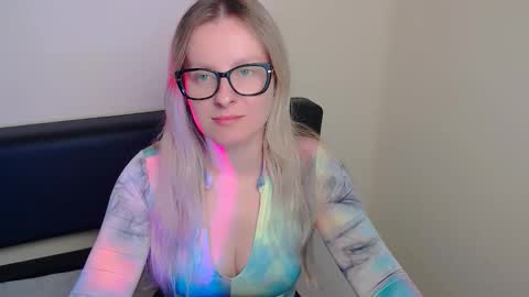 Mia online show from October 3, 7:05 am