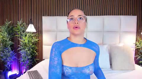 V A N N E S A   online show from December 5, 12:47 pm