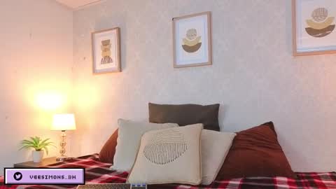 Vee Simons online show from March 21, 7:40 pm