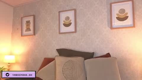 Vee Simons online show from March 28, 9:05 pm