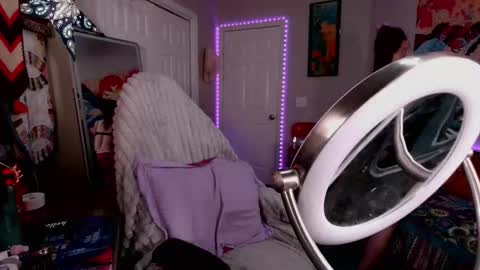 Violet Weatherbee online show from November 5, 2:35 am