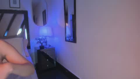 veluna_ online show from July 6, 3:03 pm