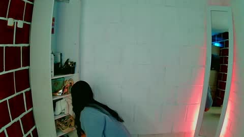 Snapshot of venus_megan chatting on January 6, 5:27 pm emily independent account  MY conextion 1100 GTM  to  17hr GTM online show from January 6, 5:27 pm