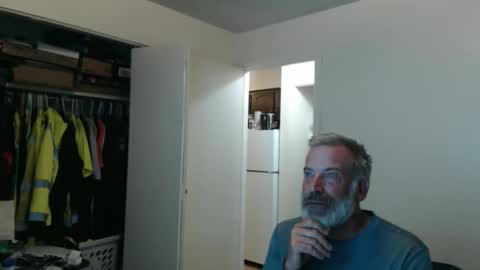 Snapshot of veryveryhairmanindenver chatting on October 18, 12:15 am hairy man online show from October 18, 12:15 am