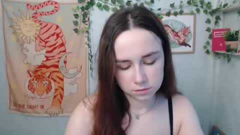 veryveryvery_shy online show from June 12, 5:50 am
