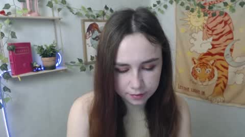 veryveryvery_shy online show from April 9, 5:44 am