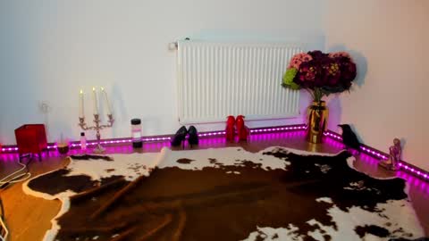 ViciousQueenu can call me Laura online show from November 24, 8:24 am